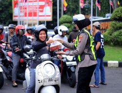 Berbagi di Jalanan: Satlantas Polres Gresik dan Driver Ambulans Bagikan Takjil di Depan Kantor Bupati