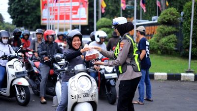 Berbagi di Jalanan: Satlantas Polres Gresik dan Driver Ambulans Bagikan Takjil di Depan Kantor Bupati
