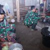 Kebersamaan TMMD Ke 127 Kodim 0808/Blitar, Anggota Satgas Bantu Warga Memasak Di Dapur