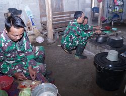 Kebersamaan TMMD Ke 127 Kodim 0808/Blitar, Anggota Satgas Bantu Warga Memasak Di Dapur