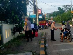 Polsek Jatisampurna Bagikan Takjil Ramadhan kepada Masyarakat