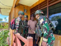 Berbagi Alkitab, Satgas Yonif 521/DY Pererat Silaturahmi di Kampung Wekolani