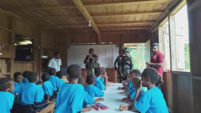 TNI Hadir di Usia Dini: Pos Tarup Yonif 751/VJS Satgas Swasembada Bagikan Perlengkapan Sekolah di TK Firman, Anak-Anak Ceria Bermain Bersama Prajurit