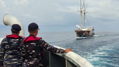 Kapal TNI AL Selamatkan dan Evakuasi Kapal Pesiar KLM Sanya Pacific High di Perairan Raja Ampat
