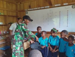 TNI Hadir di Usia Dini: Pos Tarup Yonif 751/VJS Satgas Swasembada Bagikan Perlengkapan Sekolah di TK Firman, Anak-Anak Ceria Bermain Bersama Prajurit