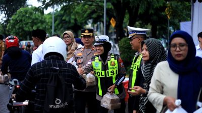 Polantas Menyapa: Satlantas Polres Gresik Bareng REI Bagikan Takjil Gratis ke Pengendara