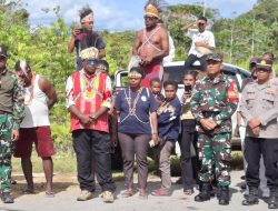Satgas Pamtas Kewilayahan RI-PNG Yonif 763/SBA Hadiri Penyambutan Salib Indonesia Youth Day di Paroki St. Benediktus Fef