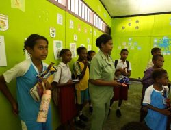 Persit KCK Kodim 1804/Kaimana Edukasi Siswa SD Kampung Sisir di TMMD ke-127