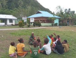 Hangatnya Kebersamaan Satgas TMMD 127 Kodim 1804/Kaimana, Babinsa Tanamkan Wawasan Kebangsaan kepada Anak-anak Kampung Marsi