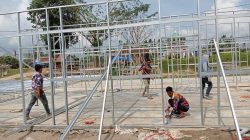 Babinsa Koramil 29/Langkahan Kawal Pembangunan Huntara di Desa Meunasah Blang