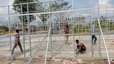 Babinsa Koramil 29/Langkahan Kawal Pembangunan Huntara di Desa Meunasah Blang