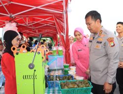 Polri Peduli, Aksi Simpatik Kapolres Metro Bekasi Kota Bagi – Bagi Takjil Untuk Berbuka Puasa dan Borong Takjil Pedagang UMKM di Grand Kemala Lagoon