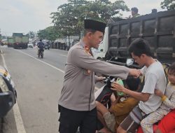 Kapolsek Simpang Pematang Bersama Anggota dan Bhayangkari Bagikan 150 Takjil kepada Masyarakat