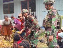 Binter TNI Dalam Ritual Bakar Batu Satgas Yonif 521/DY Bangun Komunikasi Sosial dengan Masyarakat Distrik Kurima