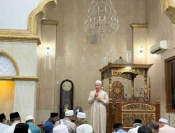 Tarawih Keliling di Cipete, Polda Metro Jaya Serahkan Al-Qur’an ke Masjid An-Nur