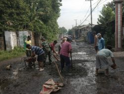 Semangat Gotong Royong, Sertu Aris Bersama Warga Cor Jalan Rusak