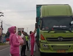 Kapolres Mesuji Bersama Bhayangkari Cabang Mesuji dan tokoh agama Bagikan Takjil kepada Warga