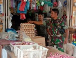 Babinsa Koramil 06/Samudera Pantau Harga Sembako di Pasar Keude Geudong, Jaga Stabilitas Pangan di Bulan Ramadhan