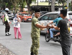 Korem 031/Wira Bima Bagikan Ratusan Takjil kepada Warga dan Pengendara