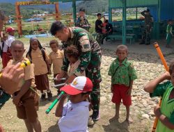 Ramadhan Penuh Keceriaan: Pos Kotis Yonif 751/VJS Satgas Swasembada Latih Sportivitas Anak SD, Ditutup Makan Bergizi di RM Swasembada