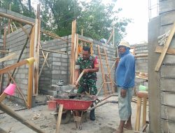 Wujud Nyata TNI Hadir di Tengah Rakyat, Babinsa ikut Gotongroyong Bangun rumah Warga