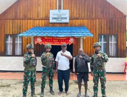 Karya Bakti Satgas Yonif 521/DY Bersihkan Lingkungan Gereja Bezer di Distrik Kelila