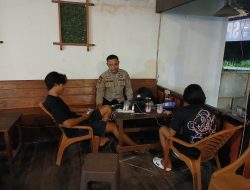 Patroli Malam Polisi di Mandor, Warga yang Asyik Main HP Dihampiri dan Diberi Imbauan