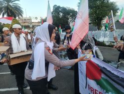 Penyampaian Aspirasi di Kedubes AS Berlangsung Kondusif, Polisi Bagikan Snack ke Peserta Aksi