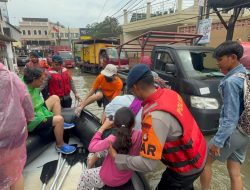 Tim SAR Brimob Metro Jaya Bantu Evakuasi Warga Terdampak Banjir di Tangerang