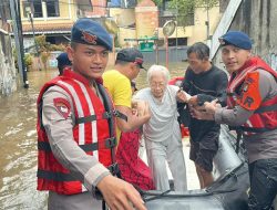 Banjir 2 Meter Rendam Bangka V Jaksel, Brimob Evakuasi Warga