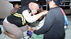 Peduli Korban Banjir, Polres Jakbar Bagikan Vitamin dan Layanan Kesehatan di Pengungsian Duri Kosambi