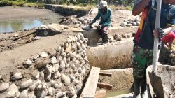 TNI Bangun Jembatan Aramco Penghubung Dua Dusun di Dewantara, Akses Warga Lancang Barat Segera Lancar