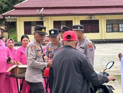 Ramadhan Barokah, Polres Maybrat Bersama Bhayangkari Berbagi Takjil Kepada Masyaraka