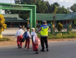Personel Polsek Mempawah Hulu Laksanakan Strong Point Pagi di Area Sekolah dan Persimpangan Pasar Karangan