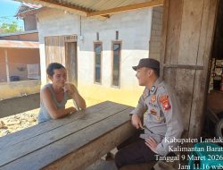 Polisi Ngobrol Santai Bareng Warga, Himbauan Kamtibmas Disampaikan dengan Suasana Penuh Keakraban