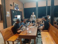 Pererat Kedekatan, Polisi Sapa Warga Saat Patroli Malam di Mandor