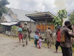 Patroli Humanis di Intan Jaya, Satgas Ops Damai Cartenz Duduk dan Berdialog dengan Warga