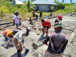 Personel TMMD Ke-127 Kodim 1514/Morotai Laksanakan Pengecoran Plat Deker Gorong-Gorong di Desa Gotalamo