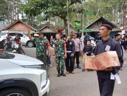 PSHT Bersama TNI-Polri Bagikan Takjil kepada Warga di Trenggalek