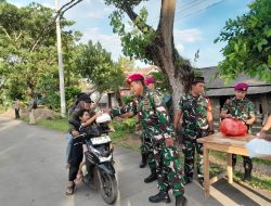 Peduli Ramadan, Sinergi TNI-Polri Bersama Persit KCK Ranting 12 Koramil Pesanggaran Gelar Berbagi Takjil
