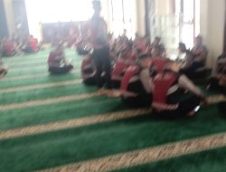 Personel Polda Sumsel mengikuti kegiatan Tadarus Al-Qur’an bersama santri Pondok pesantren