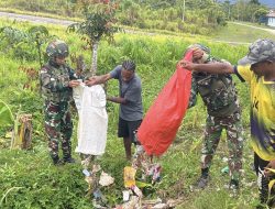 Tumbuhkan Semangat Gotong Royong, Satgas Yonif 521/DY Bersihkan Jalan dari Sampah Non Organik Bersama Pemuda Kobakma