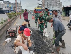 Korem 044/Gapo Laksanakan Karya Bakti Penambalan Jalan Berlubang Dukung Kelancaran Arus Mudik Lebaran