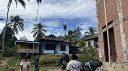 Satgas Yonif 763/SBA Laksanakan Karya Bakti Bantu Percepatan Pembangunan Gereja di Kampung Kokas