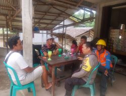 Saat Warga Duduk Santai, Polisi Datang Bawa Pesan Keamanan Jelang Idulfitri