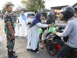 Hangatnya Ramadan di Trenggalek, Persit KCK Cabang XX Dim 0806 Berbagi Takjil bagi Pengguna Jalan