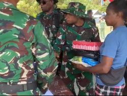 Satgas TMMD 127 Kodim 1804/Kaimana Bagikan Sembako untuk Warga Kampung Marsi
