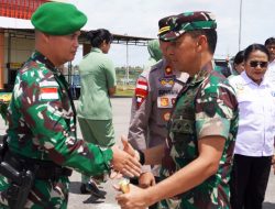 Pangdam XXIV/MT Tinjau Pos Kotis Satgas Pamtas Yonif 123/Rajawali di Mappi, Tegaskan Menjaga Profesionalisme dan Kedisiplinan