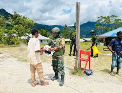 Masyarakat Sehat Indonesia Kuat, Satgas Yonif 521/DY Perbaiki Fasilitas Olahraga Masyarakat di Distrik Apalapsili