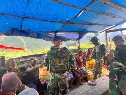 Pos Mimin Satgas Swasembada Yonif 751/VJS Bagikan Baju Layak Pakai ke Kampung Binaan Berjarak 3 Km dari Pos